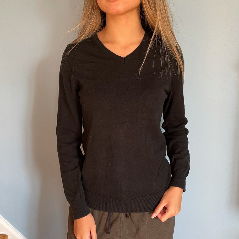 H&M black vneck sweatshirt